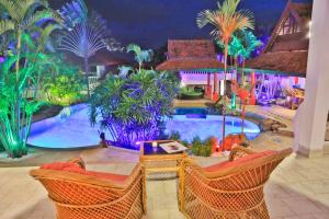 查汶苏梅岛小花园度假酒店的一个带桌椅的游泳池的度假酒店