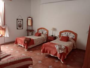 巴列埃尔莫索El Sabinar的一间卧室配有两张床和镜子