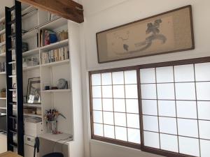京都Gion Jizo的客厅设有大窗户和书架