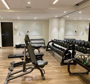 斯德哥尔摩品质环球酒店的健身房设有一排椅子和跑步机