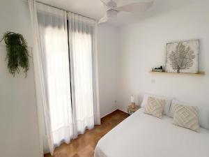 LanzahitaEl Escondite de Gredos的卧室设有白色的床和大窗户