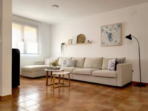 LanzahitaEl Escondite de Gredos的客厅配有沙发和桌子