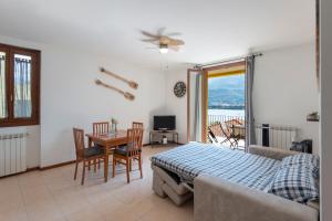 帕斯加特View House - Lake Como的卧室配有一张床和一张桌子及椅子