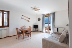 帕斯加特View House - Lake Como的客厅配有沙发和桌子