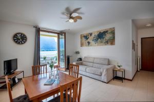 帕斯加特View House - Lake Como的客厅配有桌子和沙发