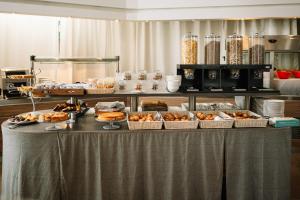 博洛尼亚伯格纳大都会酒店的包括糕点和其他食物的自助餐