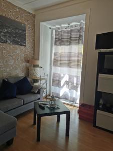 里斯本卢斯索里亚诺公寓的带沙发和咖啡桌的客厅