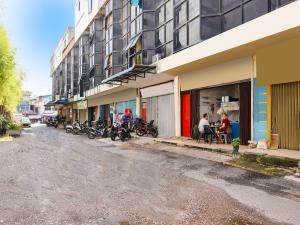 JodohSPOT ON 91512 Siantan Anambas Syariah的停在大楼外的一组摩托车