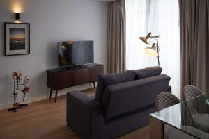 英雄港Hotel Cruzeiro的带沙发和平面电视的客厅