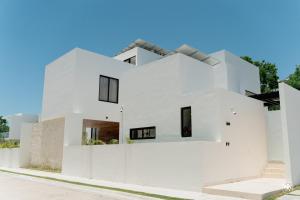 艾库玛尔Villa Casa Agua by Sunest的白色的黑窗房子
