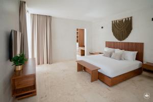 艾库玛尔Villa Casa Agua by Sunest的卧室配有一张白色的大床和一张桌子