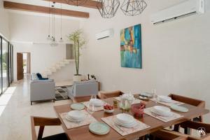艾库玛尔Villa Casa Agua by Sunest的一间带木桌和椅子的用餐室以及一间用餐室