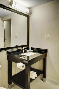 舍布鲁克Comfort Inn Sherbrooke的一间带水槽和大镜子的浴室