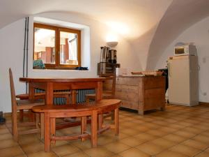 凯拉地区莫利讷Chalet le Genepy with amazing views!的客厅配有桌子和冰箱
