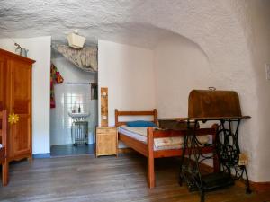凯拉地区莫利讷Chalet le Genepy with amazing views!的一间卧室配有一张床和一张桌子
