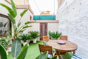 瓦伦西亚CASA ESPECTACULAR DE DISEÑO CON JARDIN INTERIOR的庭院配有桌椅和植物