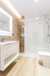 瓦伦西亚CASA ESPECTACULAR DE DISEÑO CON JARDIN INTERIOR的浴室配有白色水槽和淋浴。
