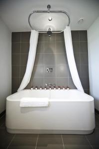 梅德斯通Leeds Castle Maiden's Tower的带浴缸的浴室