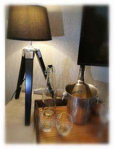 拉纳肯Bed & Bokes aan de Maaskant的桌子上放着一盏灯和一壶