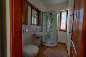 SzellőSzellő Porta的带淋浴、卫生间和盥洗盆的浴室