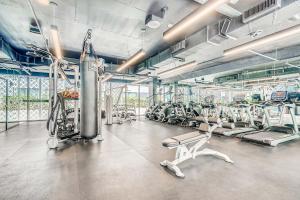 迈阿密Sentral Wynwood的健身房设有数台跑步机和有氧器材