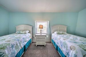 大洋城Charming Ocean City Townhome Walk to Beach!的卧室设有两张床铺和蓝色的墙壁