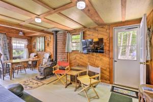 SanborntonLake Hermit Cabin with Kayaks and Paddleboards!的木墙和桌椅的房间