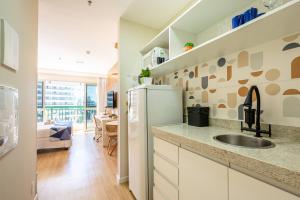 巴西利亚BSB STAY EXECUTIVE FLATS PARTICULARES -SHN的厨房配有水槽和冰箱
