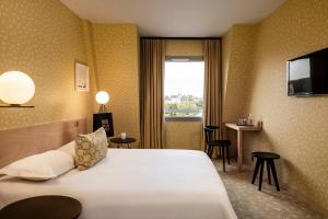 南特L酒店的酒店客房设有床和窗户。