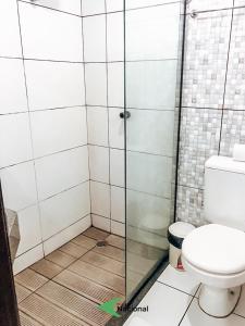 阿拉皮拉卡Hotel Nacional的一间带卫生间和玻璃淋浴间的浴室