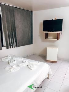 阿拉皮拉卡Hotel Nacional的一间卧室配有一张床和一台平面电视