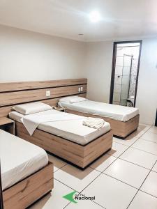 阿拉皮拉卡Hotel Nacional的带两张床和镜子的客房