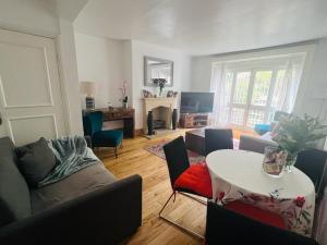 伦敦2 Bedroom Apartment close to Camden Town的客厅配有沙发和桌子