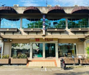 新山EE HOTEL Johor Jaya的停在前面的一座带摩托车的建筑
