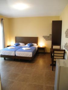 莫奈姆瓦夏卡萨莱别墅旅馆的卧室配有一张床和一张桌子及椅子