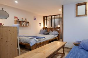 拜兰特里Casa MaMa&ly的一间卧室设有两张床和一张木桌