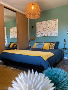 格朗维尔Chez Béa的一间卧室配有一张大床和镜子