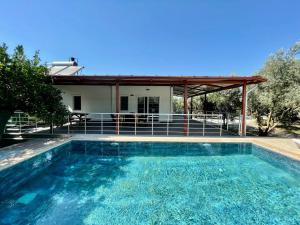 费特希耶Avci Villa-Fethiye 3+1 in Garden with Private Pool, 10 minutes to the beach的房屋前的游泳池
