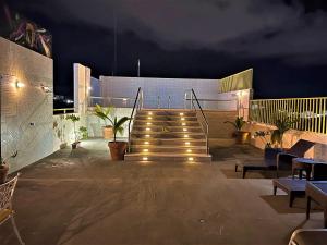 普拉亚卡门Hotel 12 BEES by Kavia的夜晚,庭院上设有一套带灯光的楼梯