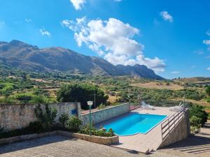 Caccamo3 bedrooms villa with private pool and wifi at Caccamo 9 km away from the beach的一座别墅,设有游泳池和山脉