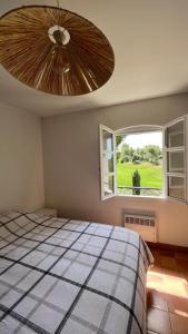 滨海圣西尔SUPERBE VILLA-DOMAINE AVEC GOLF PISCINE ET TENNIS的一间卧室设有一张大床和一个大窗户