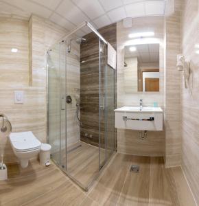 奥赫里德Lago Hotel的带淋浴、卫生间和盥洗盆的浴室