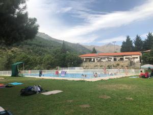 埃尔阿雷纳尔Arenalita的一座大型游泳池,其建筑背景为: