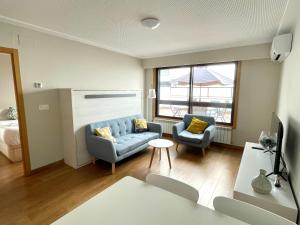 奥伦塞Estudio céntrico 1 con terraza y parking privado的客厅配有沙发和两把椅子