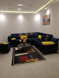 突尼斯Derby de Cité el Khadra的客厅配有蓝色的沙发和桌子