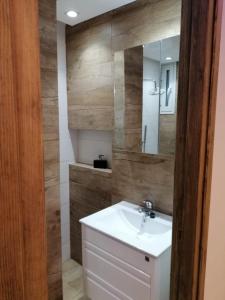 突尼斯Derby de Cité el Khadra的浴室设有白色水槽和镜子