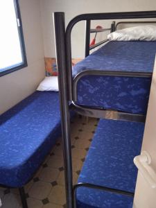 维亚雷焦Mobile home Comfort Viareggio - Including airco -Camping Paradiso- R028的小房间设有两张双层床和窗户