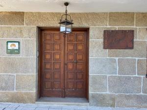 波伊奥阿斯阿德加斯酒店的石砌建筑的木门,带灯