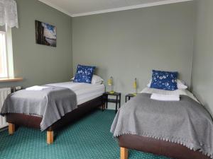 瑟伊藻克罗屈尔550 Guesthouse的一间卧室配有两张带蓝色枕头的床
