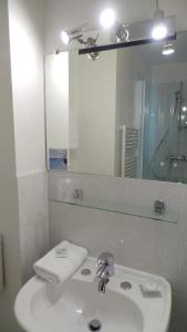 南特康布罗纳酒店的白色的浴室设有水槽和镜子